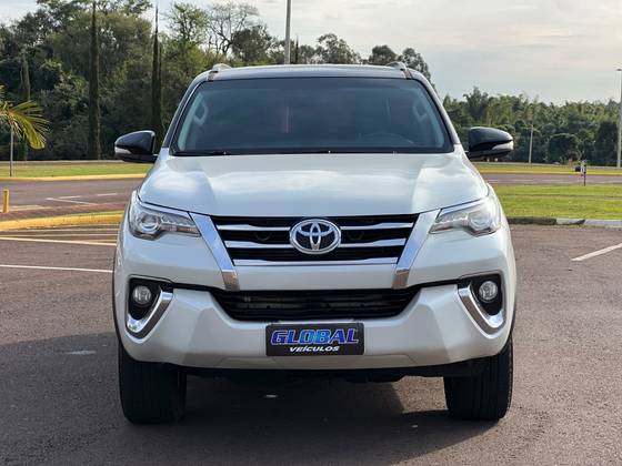 TOYOTA HILUX SW4 2.8 SRX 4X4 7 LUGARES 16V TURBO INTERCOOLER DIESEL 4P AUTOMÁTICO